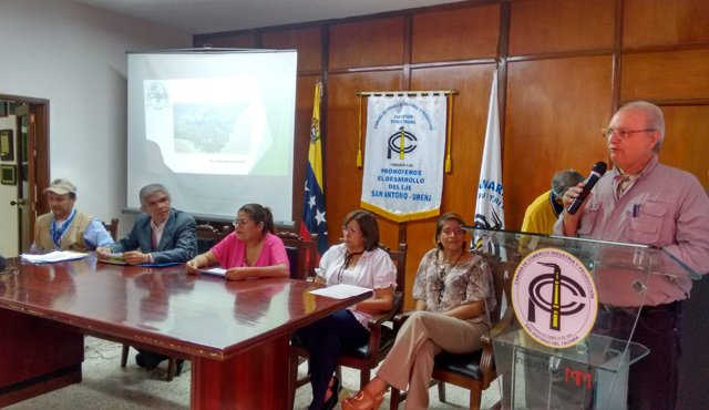 La Cámara de Comercio de esa localidad prestó sus espacios para esta actividad que reunió a académicos de ambos países. Eilyn Cardozo