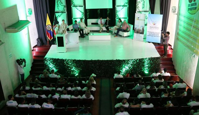 En un foro organizado por la personería de Cúcuta, se debatió la importancia de la educación en el posconflicto. Participó María Brown asistente del programa de educación para el área andina. Cortesía