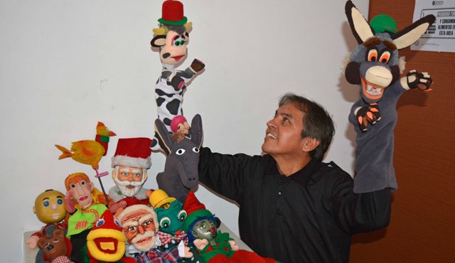 El maestro Édgar Serrano estará junto a tres artistas más detrás del teatrino contando una mágica y divertida historia navideña. Edinsson Figueroa