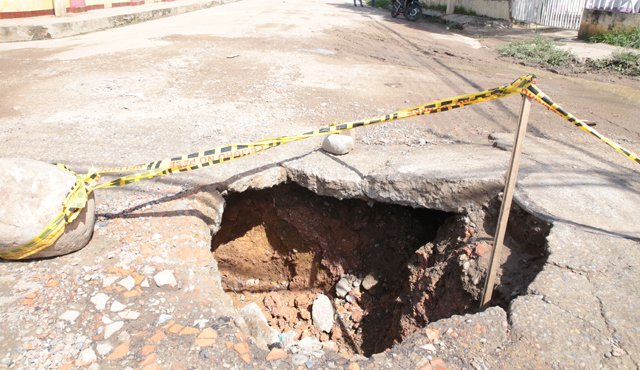 El hueco está junto a la alcantarilla en la mitad de la calle. César Obando