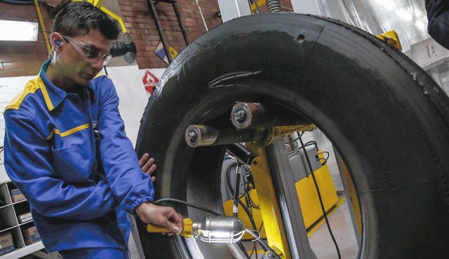 Expertos señalan que para mantener el ritmo de contratación y la productividad empresarial, el incremento al salario mínimo no debe superar el 7% para el 2017. Colprensa