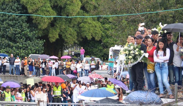 Centenares de personas hicieron un recorrido por las principales calles de Popayán camino a la iglesia. Colprensa