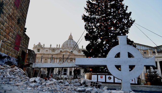Así se ve la replica del pesebre con la cruz rota. AFP