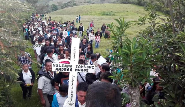 EL recorrido, a pesar de la tristeza, fue un escenario de indignación popular, que terminó en una larga caravana de camionetas, chivas y motos, a pesar de que ya había caído la noche. Colprensa
