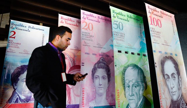 Hace ocho años, Venezuela simplificó el uso de la moneda y le quitó tres ceros. Economistas expertos afirman que actualizar el cono monetario no grantiza que se genere inflación. El 15 de diciembre comienza a circular el billete de 500 bolívares fuertes. AFP