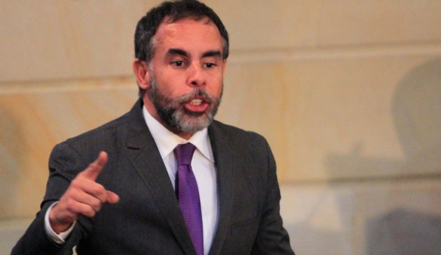 El senador armando benedetti considera que al igual que las Farc, otros actores armados ilegales deberían recuperar sus derechos políticos. Cortesía