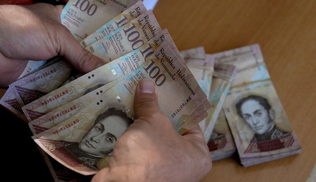 En redes sociales los cibernautas hablaron sobre el retiro de los billetes de 100 bolívares. AFP