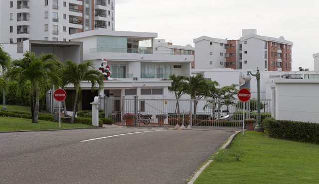 La víctima al llegar al conjunto cerrado, el vigilante abrió la puerta para que entrara y al percatarse de la persecución de los sospechosos, reaccionó y les disparó. Juan Pablo Cohen