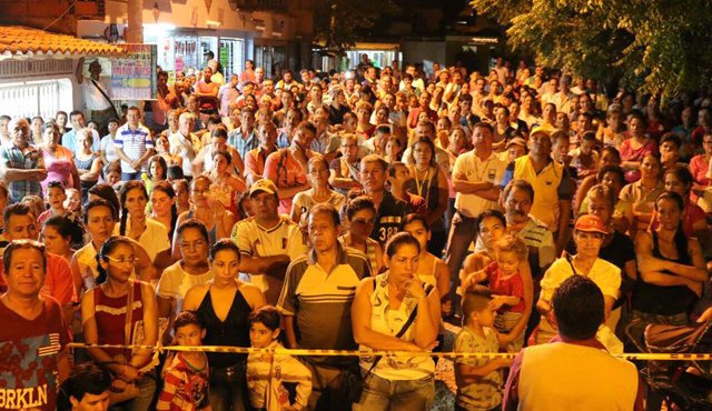 Los vecinos de las comunidades afectadas se reunieron en el barrio Divino Niño para escuchar cómo se realizará el trámite de legalización. Cortesía
