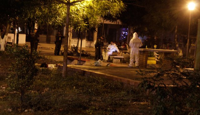 Los cadáveres quedaron tendidos uno cerca del otro, en la mitad del parque del barrio Claret, en la ciudadela Juan Atalaya. Cristian Herrera