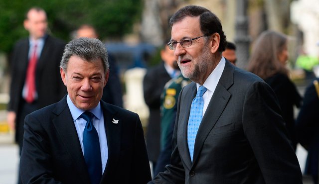 Mariano Rajoy (derecha) entregó este miércoles el Premio Nueva Economía Fórum 2016 al presidente Juan Manuel Santos. AFP