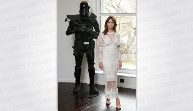 felicity jones, quien da vida a Jyn Erso en 'Rogue One: A Star Wars Story', posó en Londres durante la premier. AP