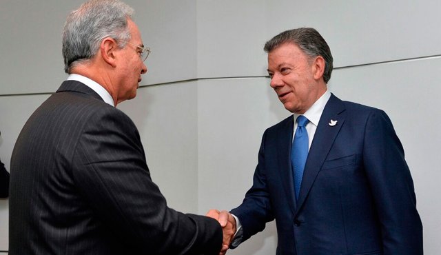 Aprovechando la presencia del presidente Juan Manuel Santos (derecha) en Roma, el Papa invitó a Uribe, quien asistirá como invitado especial a la audiencia privada. Colprensa