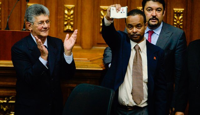 La renovación de autoridades electorales se convirtió en el nuevo episodio de la lucha de poderes en Venezuela, que vive una grave crisis económica con aguda escasez de alimentos y medicamentos, donde la Asamblea Nacional, que preside Henry Ramos Allup (izquierda) por primera vez en 17 años, tiene mayoría de la oposición. AFP