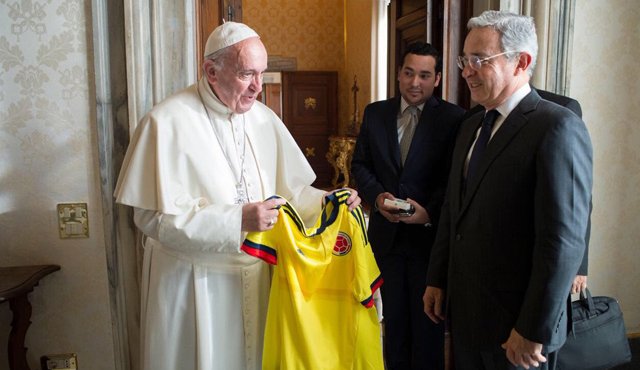 El expresidente y senador del Centro Democrático, Álvaro Uribe Vélez, se reunió de manera privada con el papa Francisco, a quien le regaló una camiseta de la Selección Colombia de Fútbol. Cortesía