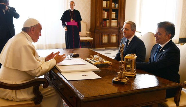 El papa Francisco habla con el presidente de Colombia, Juan Manuel Santos y el expresidente Álvaro Uribe en una reunión privada. AFP