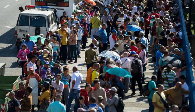 A las afueras de los bancos, los venezolanos esperaron por recibir los nuevos billetes de 500,1.000, 2.000, 5.000, 10.000 y 20.000 bolívares, que nunca llegaron. AFP