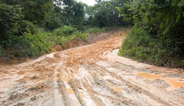 El barro cubre la trocha que conduce a Caño Indio (Tibú) donde está previsto que se concentren los miembros de las Farc, en desarrollo del acuerdo de paz entre el Gobierno y esa organización guerrillera. Luis Alfredo Estévez