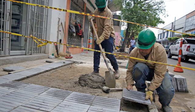 El piso texturizado debe ir acorde (paralelo) a la calle, para que con el bastón caminen en línea recta. No obstante, en todo el centro se ven instaladas las tabletas de forma contraria (horizontal). Mario Caicedo