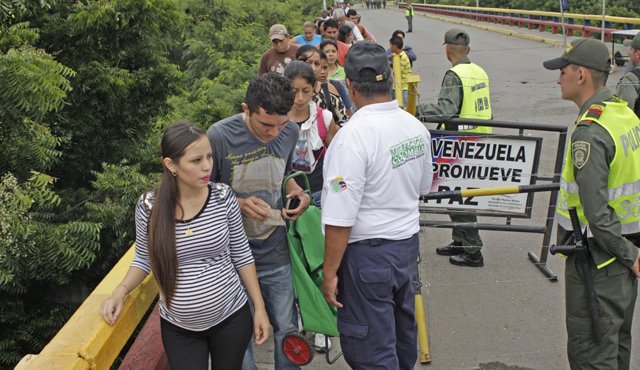 A pesar del cierre de la frontera entre Venezuela y Colombia ayer había paso controlado por los puentes internacionales. Mario Caicedo