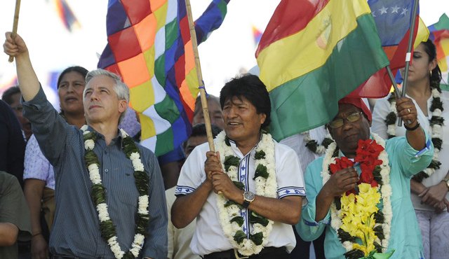 El presidente Evo Morales (centro), el vicepresidente Álvaro García Linera (izquierda) y el vicepresidente venezolano Aristóbulo Isturiz, participaron ayer en el “Día de la Revolución Democrática y Cultural en el Estado Plurinacional de Bolivia”. AFP