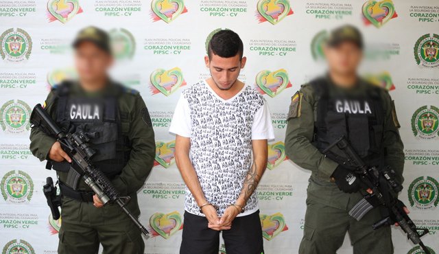 La captura se produjo en un centro comercial, mientras Meza recibía un millón de pesos de la víctima, como la primera cuota de la extorsión. Cortesía