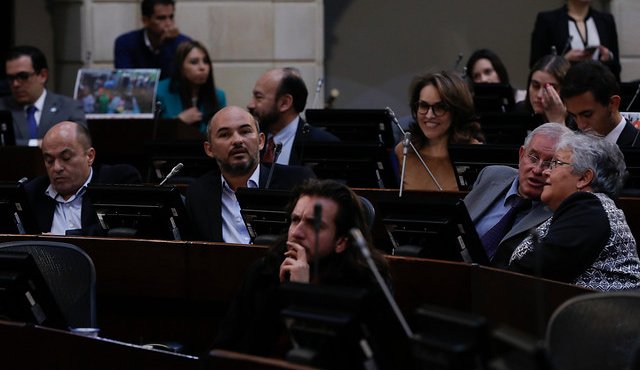 El miércoles pasado la plenaria del Senado no logró aprobar una propuesta en la que se informaba por parte de la Secretaria General que ya se había cumplido con esa refrendación a finales de noviembre pasado. Colprensa