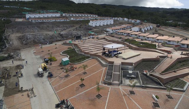 Así luce el nuevo Gramalote. La plaza principal y las primeras 189 casas ya están listas al igual que la plaza de mercado y la planta de tratamiento de aguas. Juan Pablo Cohen