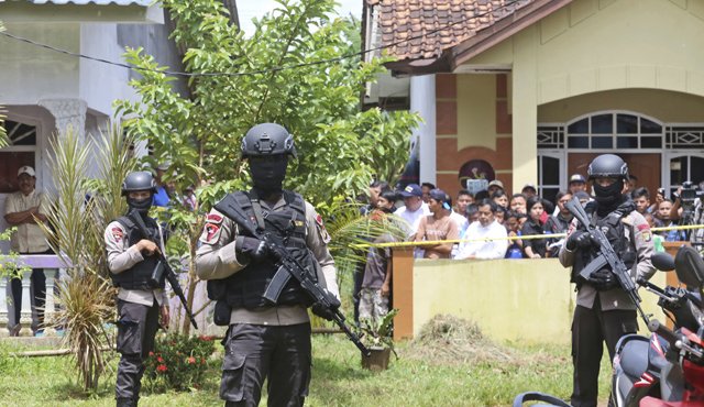 La Policía montó guardia en el barrio residencial, en donde se realizó una redada en una casa utilizada por los supuestos milicianos. AFP