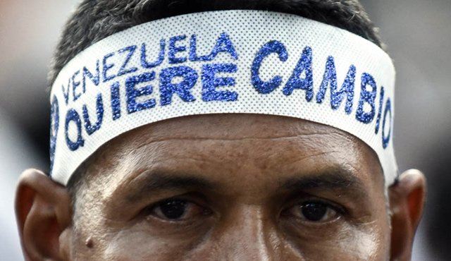 Según el politólogo John Magdaleno, el diálogo puso en evidencia duros desacuerdos internos en materia estratégica y si la Mesa de Unidad Democrática no resuelve esto, corre el riesgo de que las fisuras se conviertan en fracturas irreversibles. AFP
