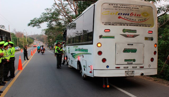 Los policías socializan con los conductores las recomendaciones básicas que se deben tener en cuenta a la hora de iniciar un recorrido. Policía Nacional