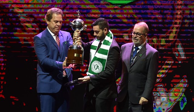 El club Chapecoense fue exaltado el miércoles durante el sorteo de Grupos de la Copa Libertadores de América 2017, celebrado en Asunción, en el que Atlético Nacional recibió el trofeo al Juego Limpio. AFP