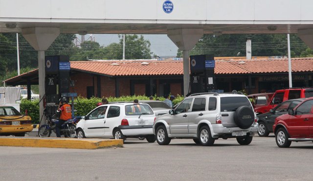 El jefe de Estado venezolano instó a que se trabaje en función de respetar el sistema cambiario, pues “si a Venezuela le va bien, le va bien a Colombia, porque aquí viven 5.600 colombianos que estudian y trabajan con nosotros”. Archivo La Opinión