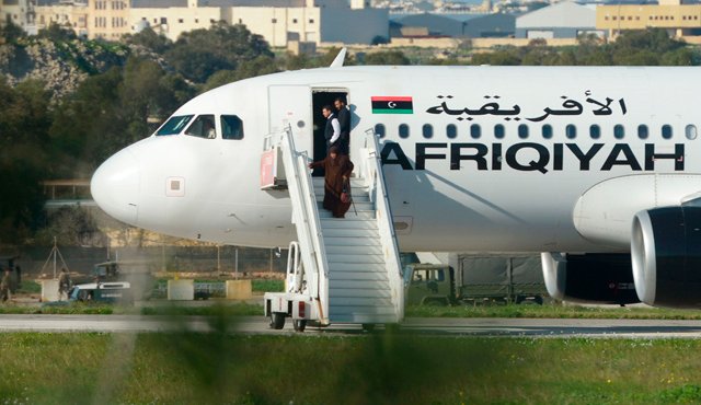 Un grupo de rehenes fueron liberados de la Afriqiyah Airways A320, después que el avión fue secuestrado de Libia. AFP