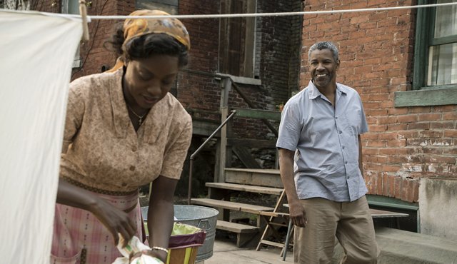 Denzel Washington (derecha) y Viola Davis en una escena de 'Fences' dirigida por Washington en una fotografía proporcionada por Paramount Pictures. AP