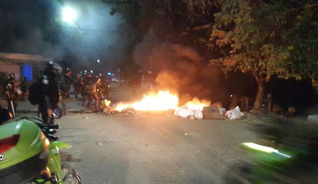 Los uniformados fueron atacados con bombas molotov y piedras en medio del procedimiento. Policía