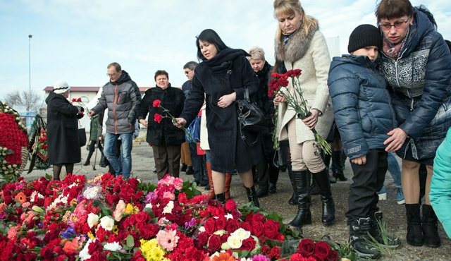Rusia se encuentra de luto; en Sochi la gente dejaba coronas de flores y encendía velas en honor a las víctimas. La agencia rusa de inteligencia FSB dijo no ver indicios de una posible trama terrorista en el desastre aéreo. AFP