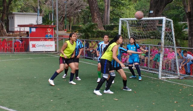 Con el primer encuentro deportivo mujer indígena y rural el programa institucional deporte social comunitario busca integrar y llegar más a la mujer nortesantandereana. La foto durante un pasaje del partido de fútbol de salón en la cancha del Parque del Agua. Cortesía