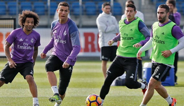 El portugués Cristiano Ronaldo sigue recibiendo galardones por su gran campaña en la temporada 2015-2016. Real Madrid