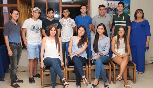 Diego Álvarez, Nicolás Rivera, Jairo Cuéllar, Sebastián Rodríguez, Nicolás Londoño, Herney Matallana, Allan Roy Corinaldi y Ruby Camargo. Sentadas: Andrea Matallana, Juliana Mora, María José Gutiérrez e Isabela Pinzón. César Obando
