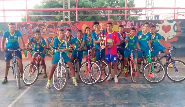 El equipo de fútbol de salón del barrio Buenavista de Villa del Rosario de la Escuela de Formación Deportiva y Cultural Eustorgio Colmenares Baptista se coronó campeón del Tercer Torneo de Microfútbol organizado por la Agencia Colombiana de Reintegración, certamen que se cumplió en el sector de Simón Bolívar. Además del trofeo, los jugadores recibieron como premio bicicletas. Cortesía