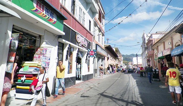 La calle del Dulce Nombre será usada solo por los peatones durante la temporada de fin de año. Javier Sarabia