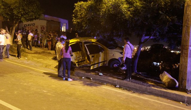 Tras recibir los disparos, el conductor del taxi perdió el control del vehículo, atravesó el separador y chocó contra un árbol. Los dos hombres murieron de forma inmediata. La Opinión