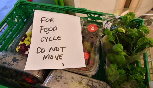 Alimentos donados por los supermercados Waitrose para su reparto gracias a voluntarios de la organización FoodCycle. AFP