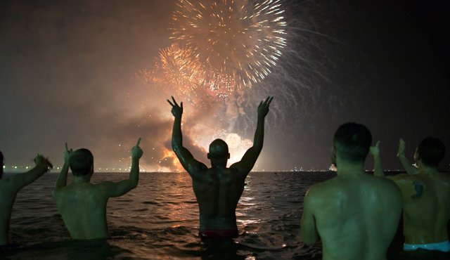 Un grupo de personas sigue el espectáculo pirotécnico que dio la bienvenida a 2017 desde la playa de Copacabana, en Río de Janeiro, Brasil, este 1 de enero. AP