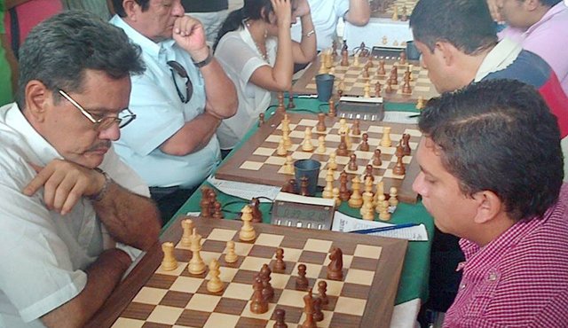 El exajedrecista Alfonso Zárate Caballero (izquierda), uno de los trebejistas más destacados en el departamento, falleció, dejando un gran vacío en el deporte ciencia.
Archivo