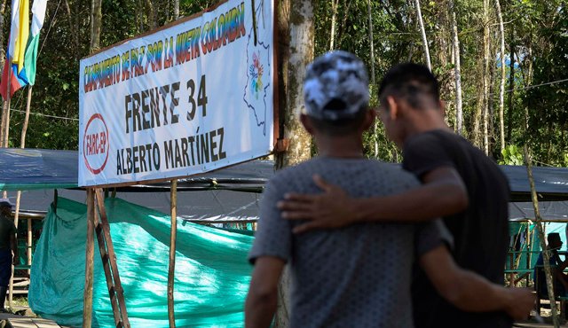 Guerrilleros de las Farc caminan en el campamento 34 Alberto Martínez, tras la celebración del Año Nuevo en el municipio Vegaez, Antioquia. AFP