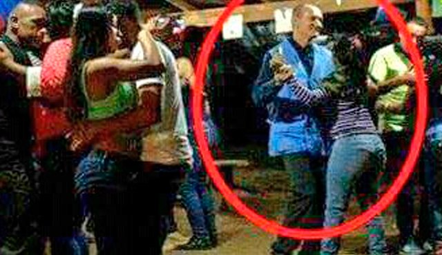 Aparecen bailando dos hombres con prendas de la Organización de Naciones Unidas (ONU), lo que hace suponer que son observadores del organismo. Tomada de Twitter