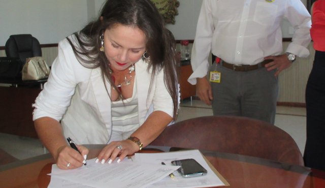 La entrante secretaria de Educación del municipio, Doris Angarita Acosta, en el instante de posesionarse ante el alcalde encargado y secretario de Seguridad Ciudadana, Mauricio Franco. Acompaña el acto la secretaria General, Martha María Reyes. Orlando Carvajal