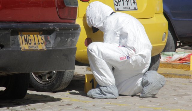 Miembros del Cuerpo Técnico de Investigación de la Fiscalía practicaron la inspección en la escena del crimen y el levantamiento del cadáver. Cristian Herrera